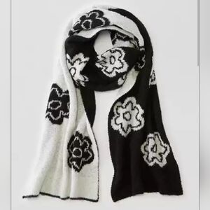 American Eagle Oversized Black And White‎ Flower Scarf Nwt